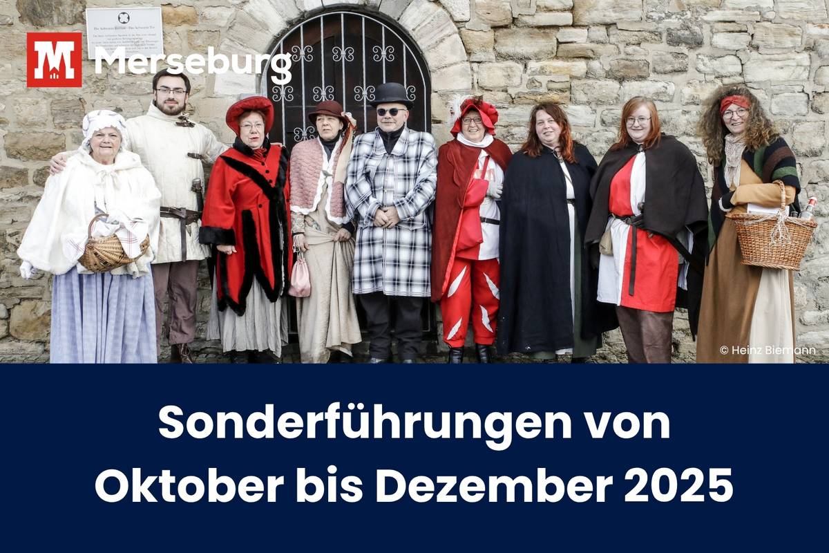 historisch verkleidete Menschen vor der schwarzen Bastion in Merseburg