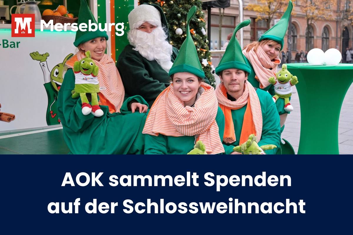 AOK-Helfer und grüner Weihnachtsmann vor dem AOK-Stand, darunter der Titel des Artikels