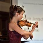 RUST-Preisträgerin Hilde Jentsch (16) faszinierte das Publikum mit ihrem Spiel auf der Meistergeige, in Begleitung von Pianistin Miho Ohki.