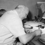 Walter Bauer beim Schreiben