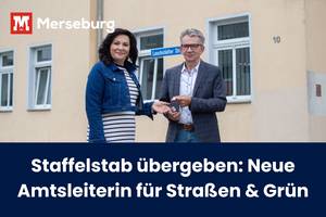 Der "Staffelstab" wird an die neue Amtsleiterin Siiri Drechsel übergeben. © Pressestelle Gerd Heimbach (rechts) übergibt Siiri Drechsel (links) seinen Büroschlüssel vor dem Verwaltungsgebäude.