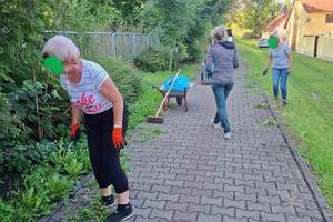 SauberMachathon Beuna © OT Beuna engagierte Bürgerinnen beseitigen Unkraut auf dem Schulweg